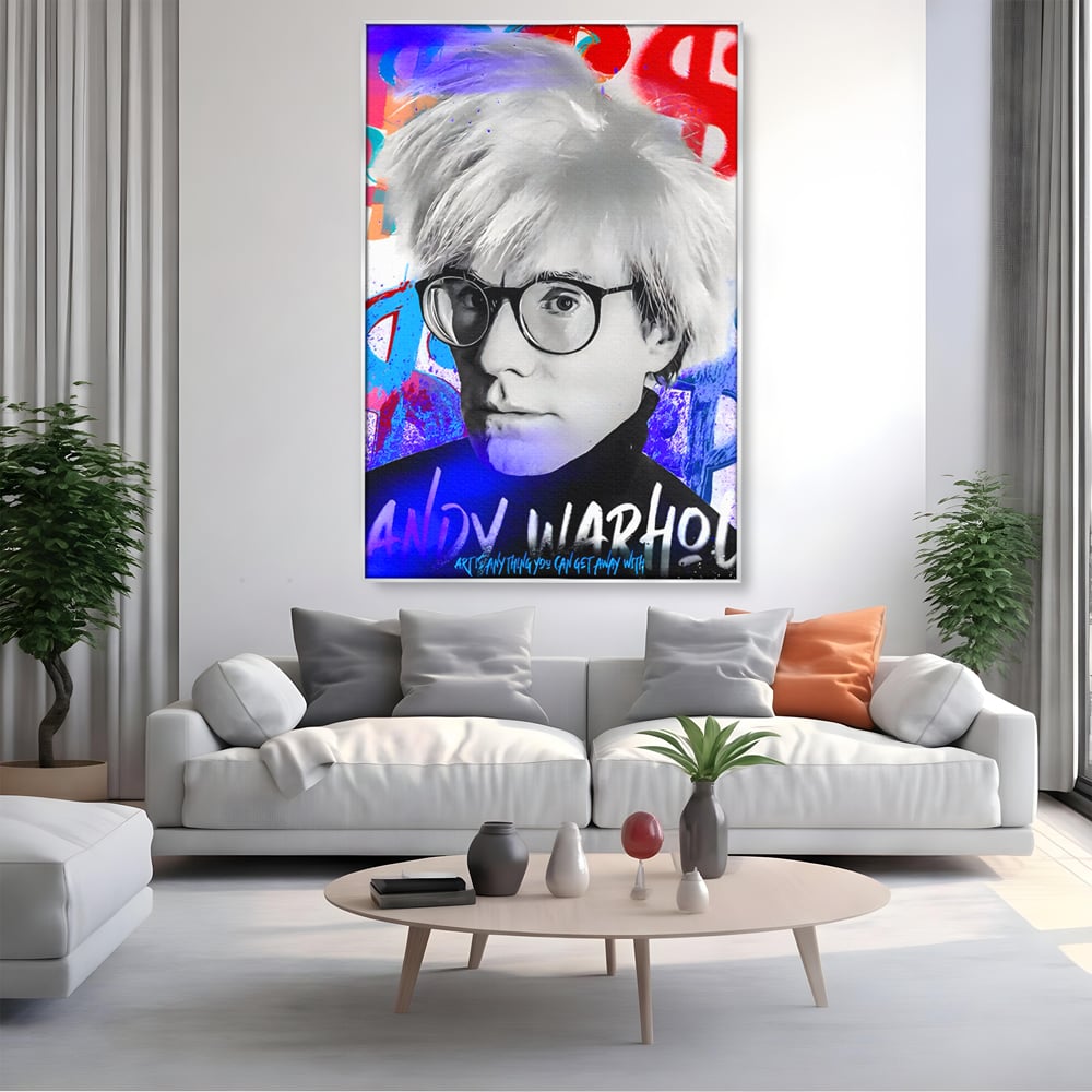 Tablou canvas cu tablou canvas cu portretul lui andy warhol, in rama de aluminiu argintiu, pe perete intr-un living